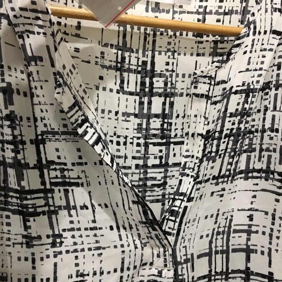 Lush V-Neck geo Print roll sleeve blouse - Picture 4 of 8
